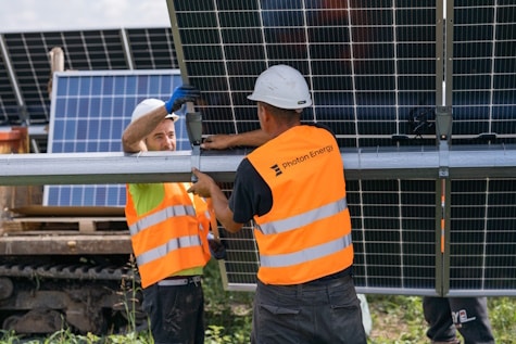 Installation einer PV-Freiflächenanlage von photon energy